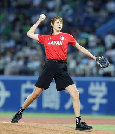 始球式を務める狩野舞子（撮影・山口登）