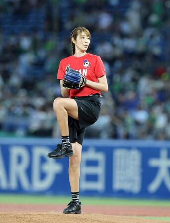 始球式を務める狩野舞子（撮影・山口登）