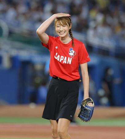 始球式を終え、手であたまを押さえる狩野舞子さん（撮影・吉澤敬太）