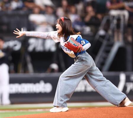ファーストピッチセレモニーで投球する丹生明里（撮影・中島達哉）