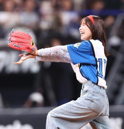 ファーストピッチセレモニーで投球し、波動拳のポーズをとる丹生明里（撮影・中島達哉）