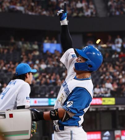 ２回、同点ソロを放ち、スタンドのファンに向かって執念ポーズをとる今川（撮影・中島達哉）