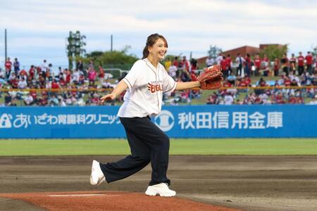 始球式を務めた加藤夏希（楽天野球団提供）