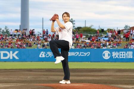 始球式を務めた加藤夏希（楽天野球団提供）