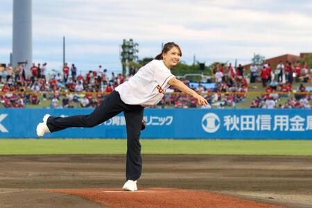 始球式を務めた加藤夏希（楽天野球団提供）