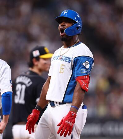 ８回、勝ち越し適時打を放ち、ベンチに向かって雄たけびを上げるカストロ（撮影・中島達哉）