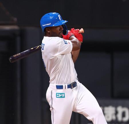 ８回、勝ち越し適時打を放つカストロ（撮影・中島達哉）