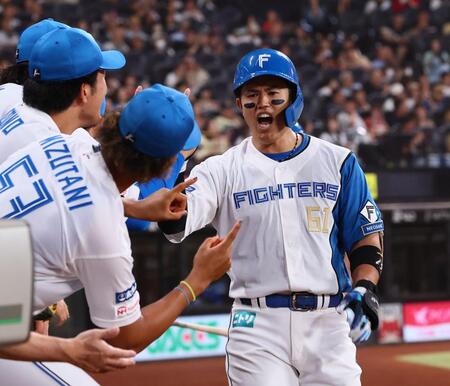 ２回、同点ソロを放ち、ナインに迎えられる今川（撮影・中島達哉）