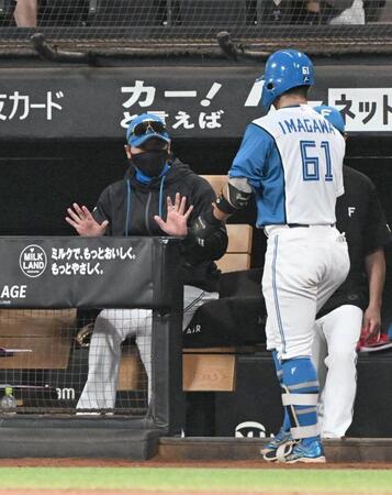 ２回、左越えへ同点本塁打の今川にポーズをとる新庄監督