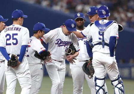 ７回途中、交代を告げられたマウンド上の大野（中央）＝撮影・北村雅宏