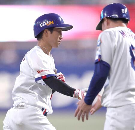 ８回、ソロを放ち、タッチを交わす田中（左）＝撮影・北村雅宏