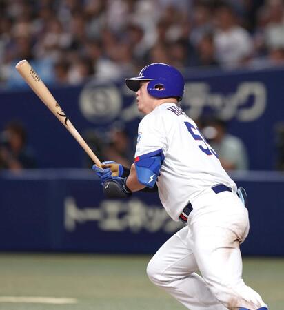 ６回、中前打を放つ細川（撮影・北村雅宏）