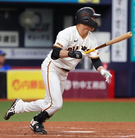 ５回、代打・中山は中前打を放つ（撮影・坂部計介）