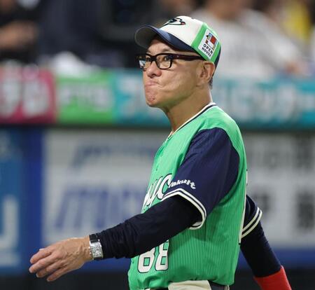 劣勢の展開に顔を歪める池山監督（撮影・吉澤敬太）