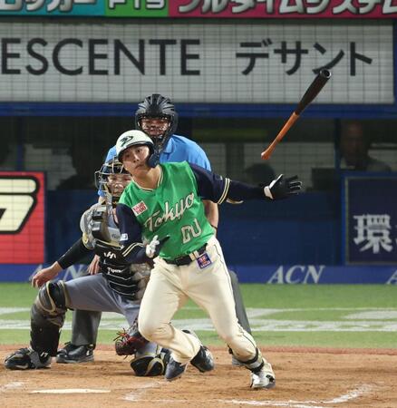 ７回、中前適時打を放つ赤羽（撮影・金田祐二）