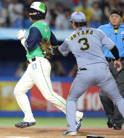 ２回、岩田の一ゴロで大山（右）にタッチアウトにされる三走の山田（撮影・吉澤敬太）