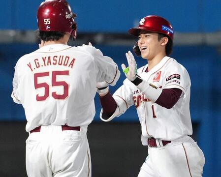 ５回、先制３ランを放ちＹＧ安田（左）とタッチを交わす宗山