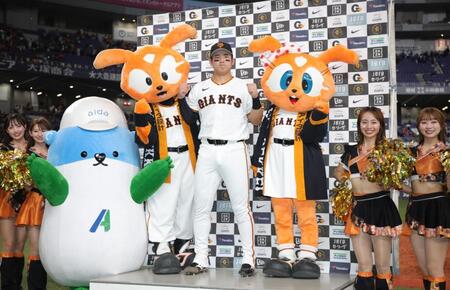 お立ち台でポーズをとる石塚（撮影・坂部計介）