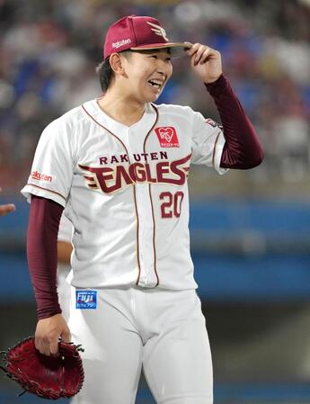６回、満塁のピンチを切り抜け笑顔を見せる伊藤樹。２勝目を挙げた
