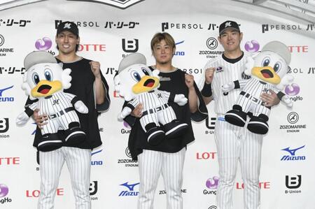 笑顔でポーズをとる（左から）高野、鈴木、安田