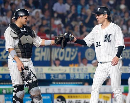 ７回を無失点で投げ終え、捕手佐藤とタッチを交わす高野脩