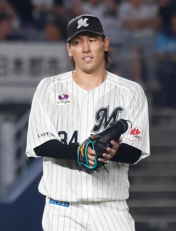 ７回を無失点で投げ終え、グラブをたたく高野脩。２勝目を挙げた