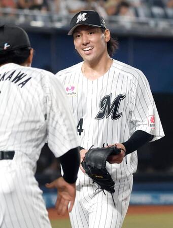 ５回の投球を終え、笑顔でベンチに戻る高野脩