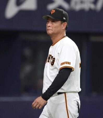 ７回、選手交代を告げベンチに戻る橋上監督代行（撮影・坂部計介）
