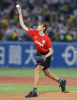 始球式を行う狩野舞子さん（撮影・吉澤敬太）
