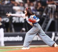ファーストピッチセレモニーで投球する丹生明里（撮影・中島達哉）