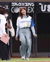 ファーストピッチセレモニーに登場した丹生明里（撮影・中島達哉）