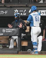 ２回、左越えへ同点本塁打の今川にポーズをとる新庄監督