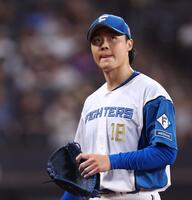 １回、先制を許し、ベンチに戻る山崎（撮影・中島達哉）