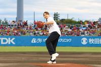 始球式を務めた加藤夏希（楽天野球団提供）