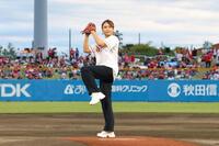 始球式を務めた加藤夏希（楽天野球団提供）
