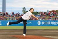 始球式を務めた加藤夏希（楽天野球団提供）
