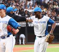 勝利をあげ、カストロ（右）を迎える新庄監督（撮影・中島達哉）