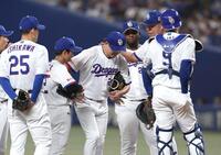７回途中、交代を告げられたマウンド上の大野（中央）＝撮影・北村雅宏