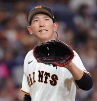 ５回、度会は右越えに本塁打を浴び、口惜しそうに歯を食いしばる戸郷（撮影・坂部計介）