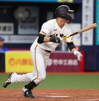 ５回、代打・中山は中前打を放つ（撮影・坂部計介）