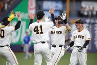 ９回、サヨナラ打を放った石塚はナインから祝福を受ける（撮影・坂部計介）