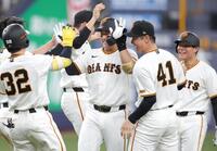 ９回、サヨナラ打を放った石塚はナインから祝福を受ける（撮影・坂部計介）