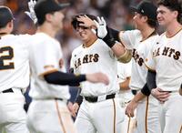 ９回、サヨナラ打を放った石塚はナインから手荒い祝福を受ける（撮影・坂部計介）