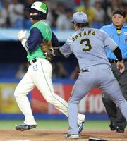 ２回、岩田の一ゴロで大山（右）にタッチアウトにされる三走の山田（撮影・吉澤敬太）