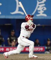 ５回、宗山が右越えに先制３ランを放つ