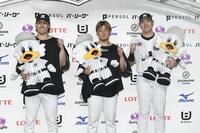 笑顔でポーズをとる（左から）高野、鈴木、安田