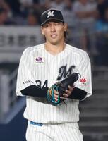 ７回を無失点で投げ終え、グラブをたたく高野脩。２勝目を挙げた
