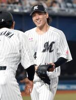 ５回の投球を終え、笑顔でベンチに戻る高野脩