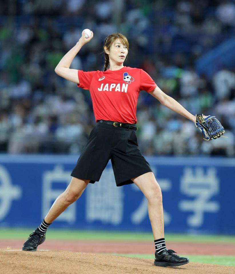 始球式を務める狩野舞子（撮影・山口登）