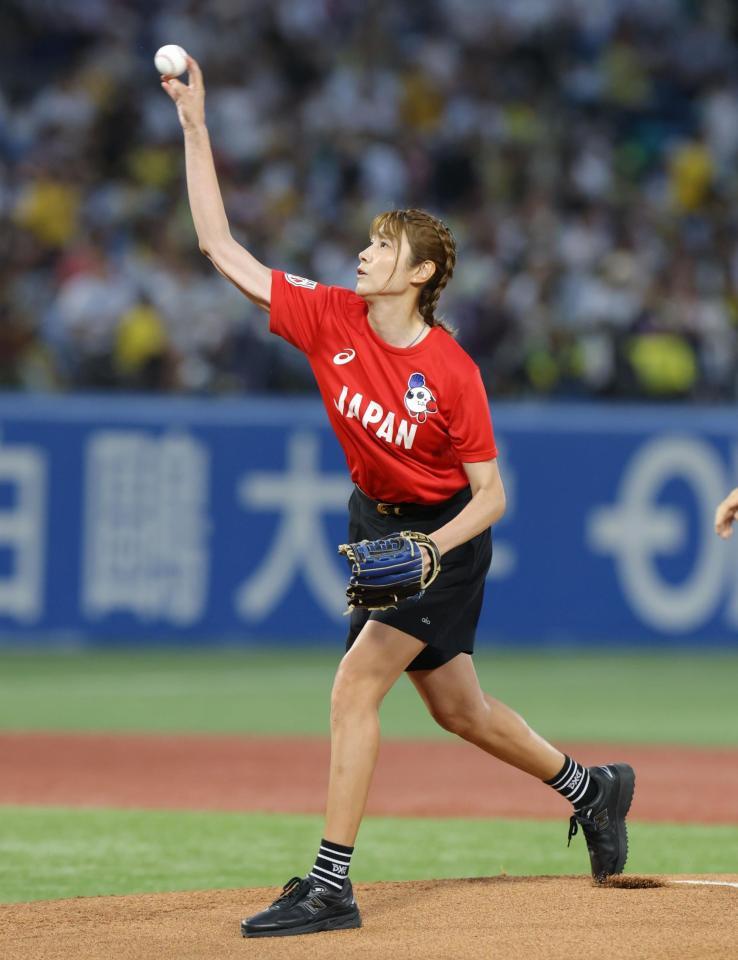 始球式を行う狩野舞子さん（撮影・吉澤敬太）